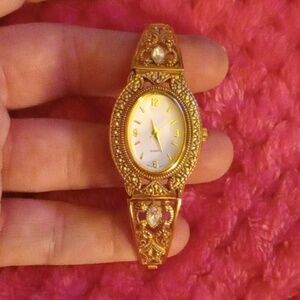 Vintage gold tone watch quartz
Japan art nouveau style